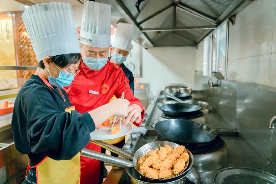 今日研學(xué)結(jié)束，烹飪初體驗(yàn)，讓夢(mèng)想觸手可及！