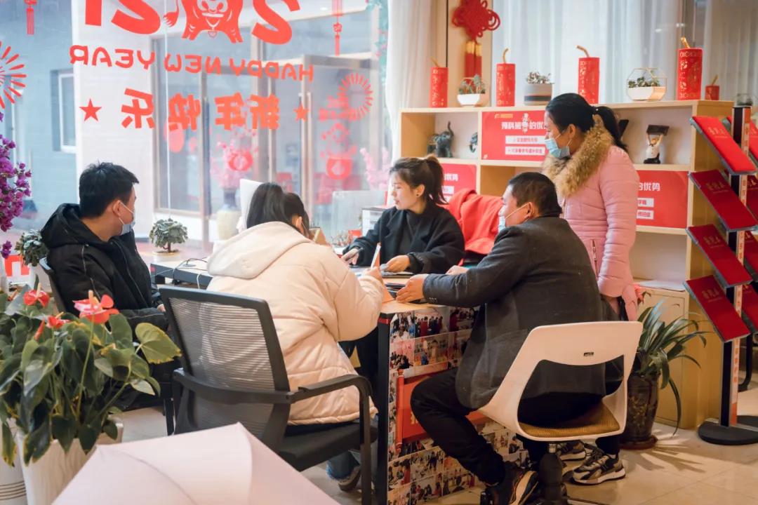 職教咨詢?nèi)肇鎸γ娲鹨山饣螅笇?dǎo)，選學(xué)校來幫忙！