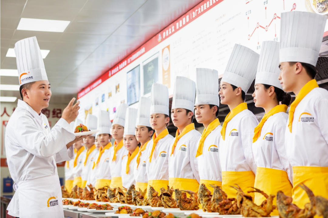 健康中國(guó)需要"會(huì)做飯"的專(zhuān)業(yè)人才！河北新東方學(xué)子用技能守護(hù)全民健康