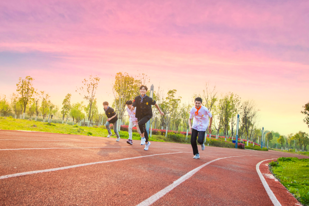 @初三中考的同學(xué)及家長(zhǎng)：選學(xué)校=選資源！等成績(jī)和占名額并不沖突，最重要的是讓孩子有學(xué)上~