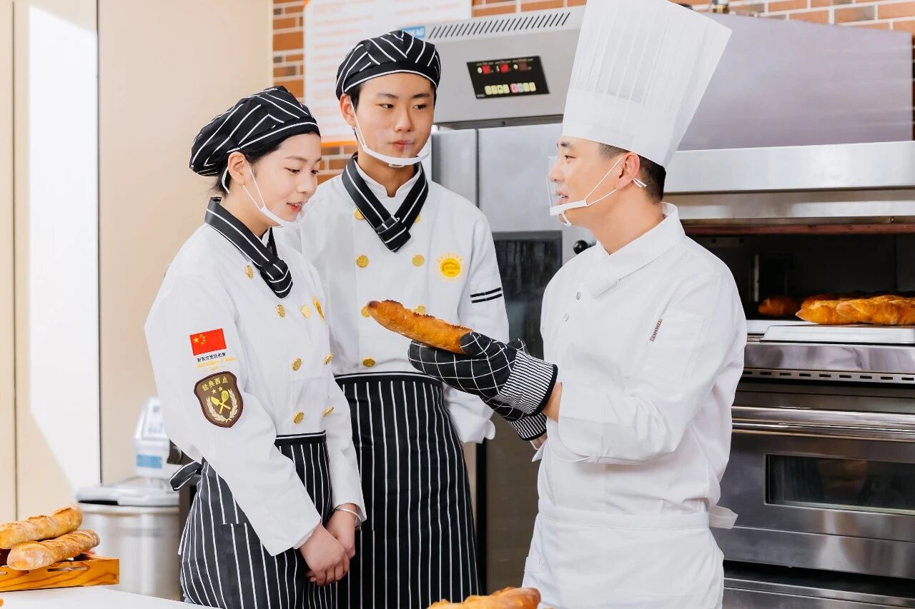 河北學(xué)蛋糕烘焙培訓(xùn)哪里好？學(xué)校怎么選不踩坑？這5點(diǎn)一定要記牢！