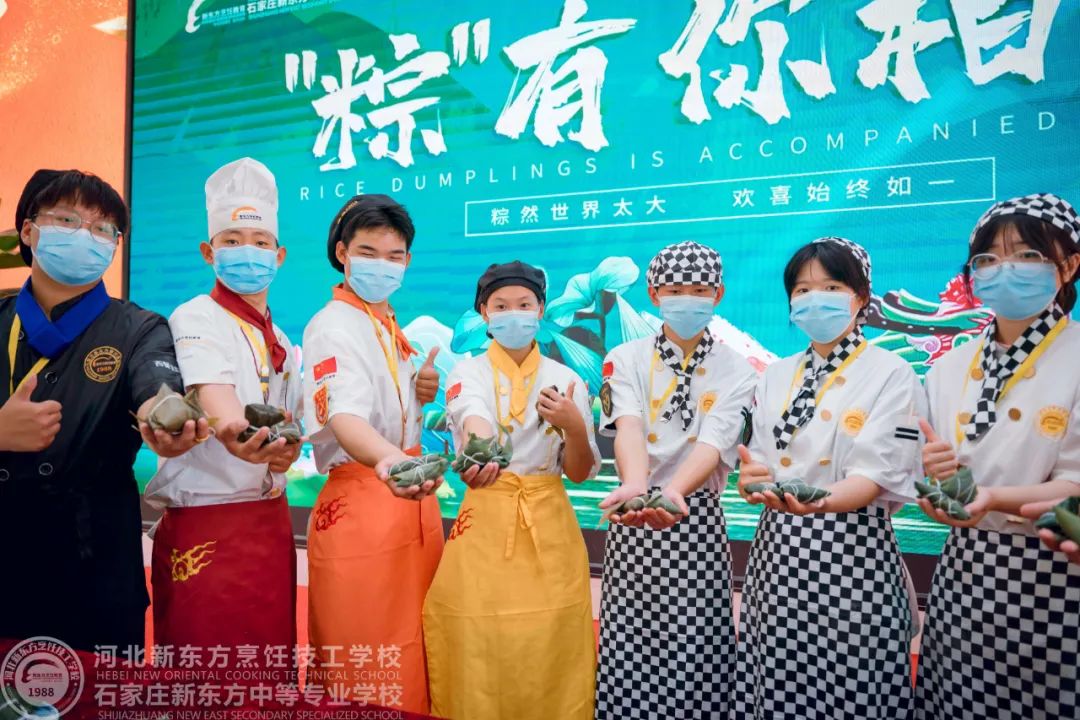 仲夏賦雅趣，粽香端午情，我校學(xué)子包粽子祝高考學(xué)子金榜題名，高“粽”！